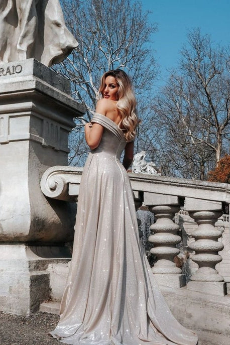 Woman in a elegant dress standing in front of classical architecture